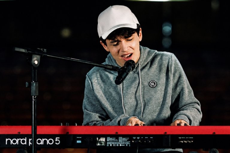 Nicolas Henrique lança versão deluxe de “Quando Todo Mundo Foi Embora Deus Ficou” 