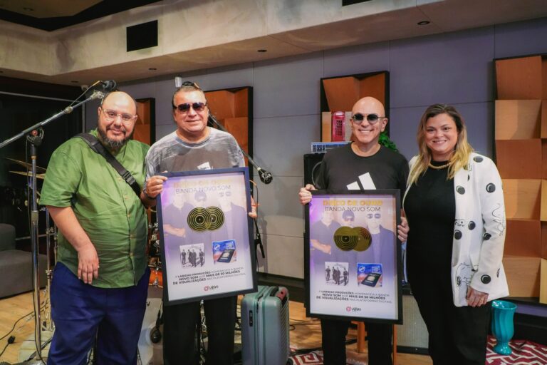 Novo Som recebe Disco de Ouro por ultrapassar 50 milhões de visualizações com os álbuns “Não é o Fim” e “Passaporte”