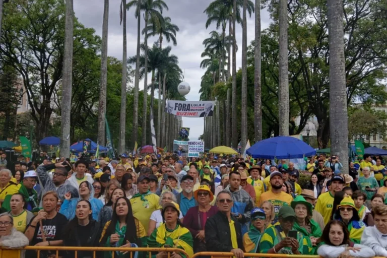 Sob chuva, protesto na região Centro-Sul criticou o governo federal e o STF; parlamentares usaram a mobilização como vitrine eleitoral para as eleições de 2026.
